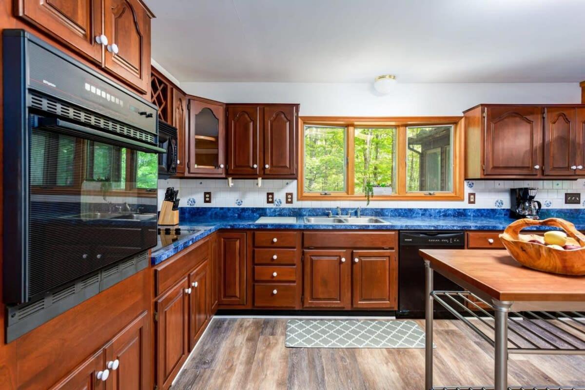 Huge Cabin W Hot Tub, Deck, Grill, Fire Pit, Wifi Berkeley Springs Exterior photo